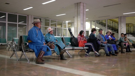 在候機室穿著傳統服飾等待航班的蒙古人。Photo：David E. Anderson