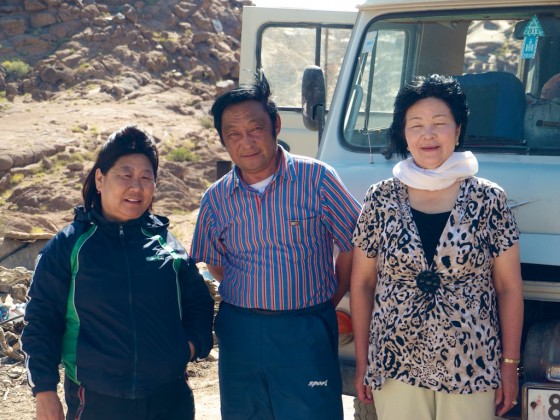 翻譯和兩位來母親山的退休教師。Photo：David E. Anderson
