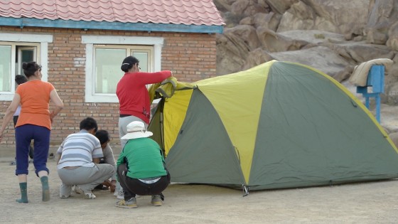 退休教師們搭起帳篷。