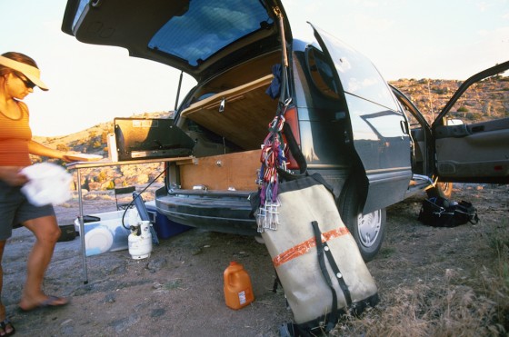 另外一台露營車，後頭有伸縮桌板可以拉出來煮飯。