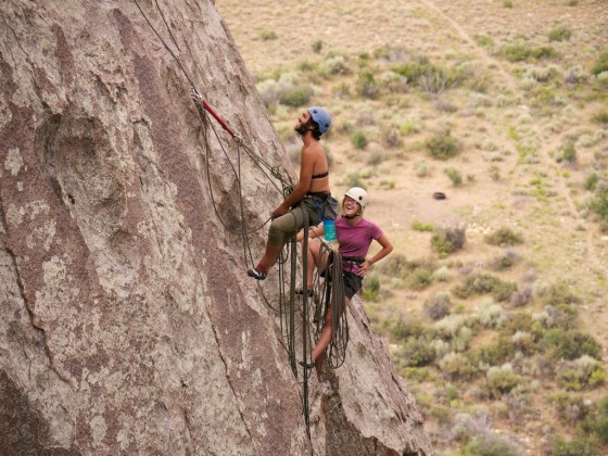 多繩距攀登相當有意思，但是如果中途想方便該怎麼辦呢？Photo：David E. Anderson