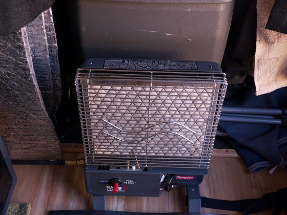 天冷時使用的不產生火焰的催化燃燒式暖爐（catalytic heater）。