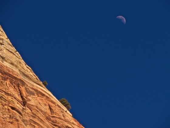 月兒彎彎掛在岩牆上。