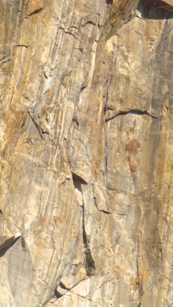 人在岩壁上顯得渺小：岩壁上紫紅色的那個影子是我，下方藍色的則是拖包。