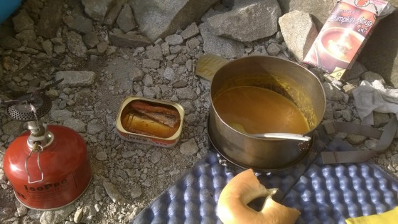 晚餐：南瓜濃湯、貝果、罐頭小卷。