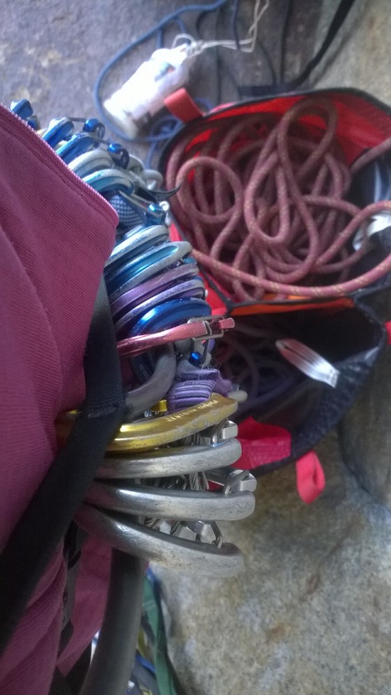 第三天早上，準備出發前在繩袋中理好繩索，保護裝備照著大小排序在裝備繩環上。
