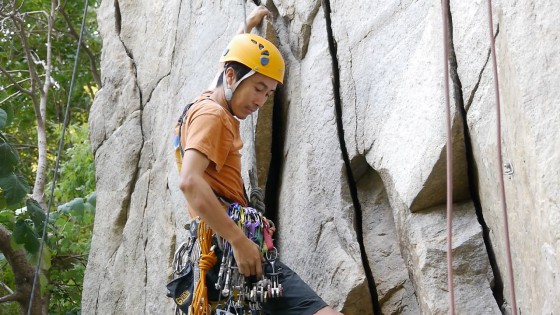 在北京白河岩場教授傳攀，學生王磊模擬先鋒